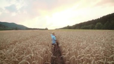 Küçük çocuklar buğday alanında - ağır çekim