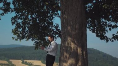 Genç işadamı kırsal kesimde dinlenme