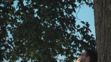 Genç işadamı kırsal kesimde dinlenme