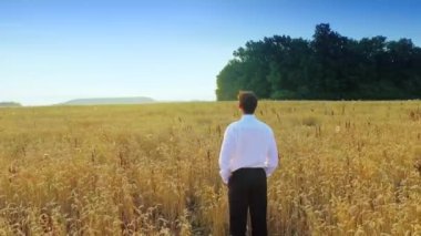 buğday alanında iş adamı