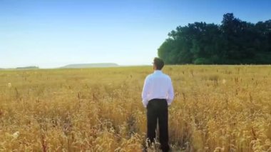 buğday alanında iş adamı