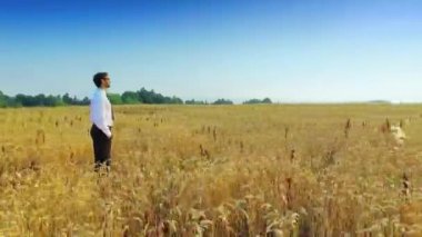 buğday alanında iş adamı