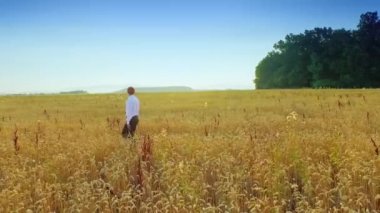 buğday alanında iş adamı