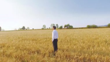 buğday alanında iş adamı