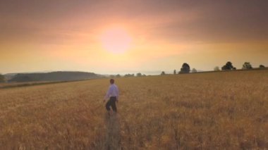 buğday alanında iş adamı