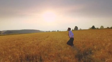 buğday alanında iş adamı