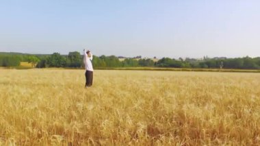 buğday alanında iş adamı