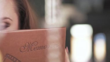 Güzel Bayan ilginç bir kitap okuma