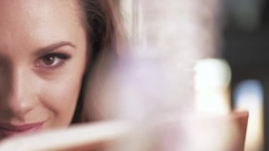 Güzel Bayan ilginç bir kitap okuma