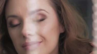 güzel bir kadın makyaj uygulamak