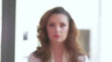 güzel bir kadın makyaj uygulamak