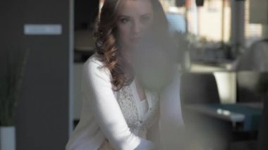 Evde oturan üzgün depresif kadın