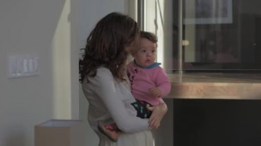 Anne ve bebeği evde eğlenmek