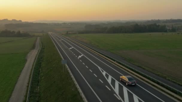 Filmagem aérea de uma auto-estrada — Vídeo de Stock