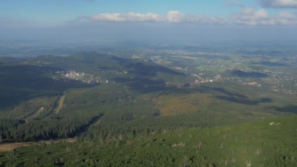 Вид с воздуха на летний пейзаж — стоковое видео