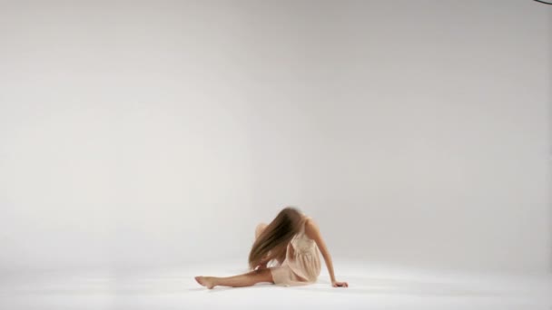 Joven bailarina de ballet practicando en el ensayo — Vídeos de Stock