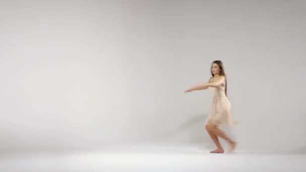 Joven bailarina de ballet practicando en el ensayo — Vídeo de stock