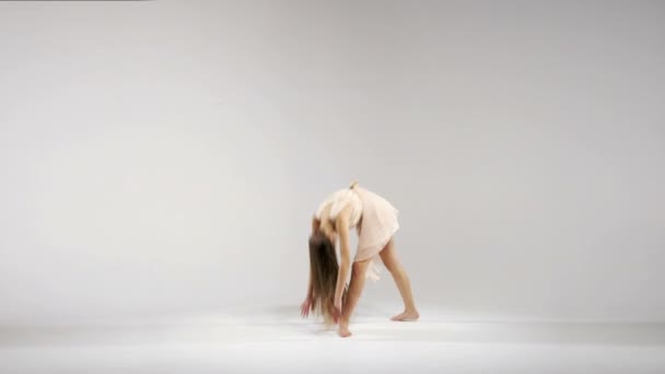 Молодой балетный танцор репетирует на репетиции — стоковое видео