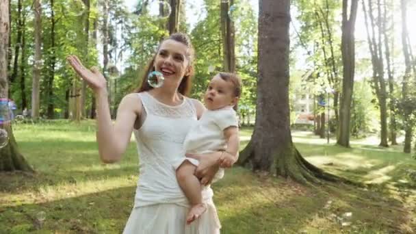 그녀의 작은 아기를 들고 기 뻐 어머니 — 비디오