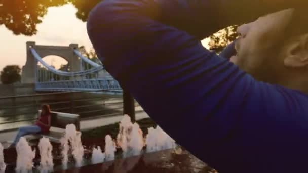 Молодий Спортсмен Бігун Місті — стокове відео