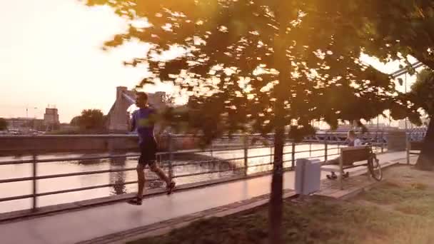 Joven atleta corredor en la ciudad — Vídeo de stock