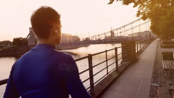 Joven atleta corredor en la ciudad — Vídeos de Stock