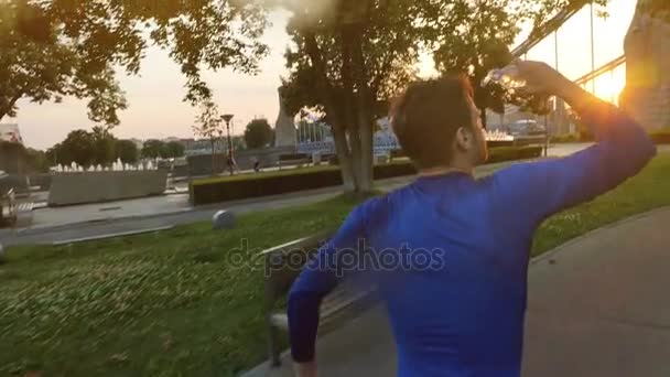 Молодий спортсмен бігун в місті — стокове відео