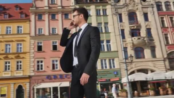 スマート フォン 360 度ビューを使用してスマート 若いビジネスマン — ストック動画