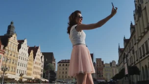 Сучасна Жінка Використовує Смартфон 360 Градусів Дивитися — стокове відео