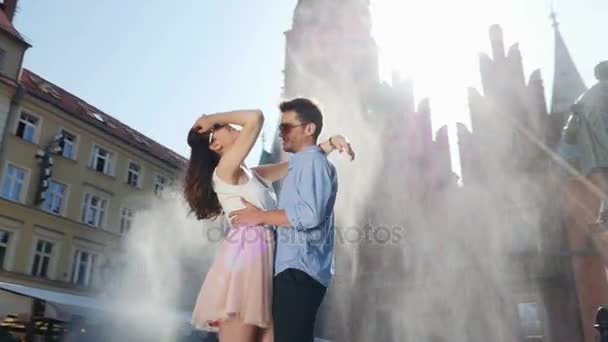 Atractiva pareja joven en el downtwon - 360 grados de vista — Vídeo de stock