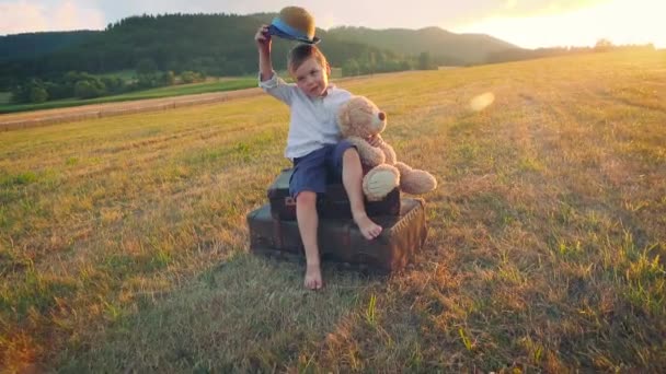 Malý Chlapec Pšeničné Pole — Stock video