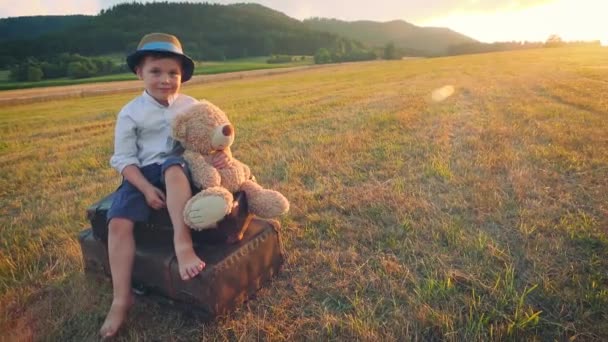 Malý Chlapec Pšeničné Pole — Stock video