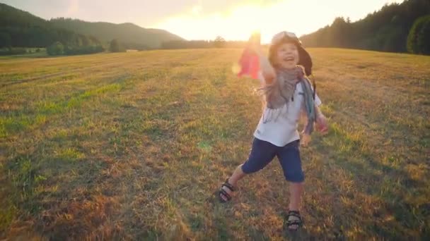 Piccolo Pilota Che Gioca Aereo Carta — Video Stock