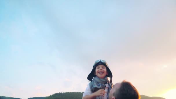 Pequeno Piloto Jogando Avião Papel — Vídeo de Stock