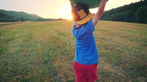 Little Boy Playing Meadow — Stock Video