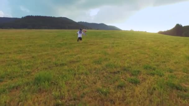 Pequeno Piloto Jogando Avião Papel — Vídeo de Stock