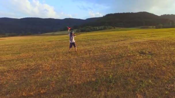 Pequeño Piloto Jugando Avión Papel — Vídeo de stock