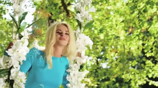 Приваблива Блондинка Гойдалці Квітів — стокове відео