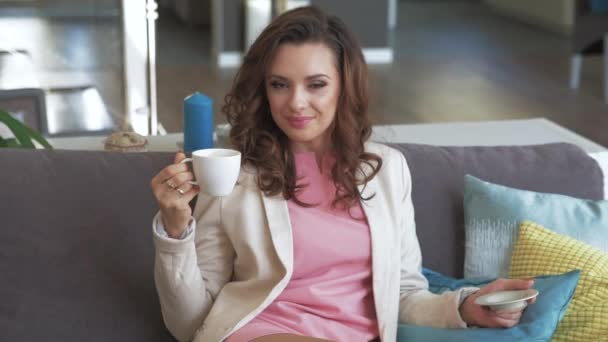 Όμορφη Γυναίκα Χαλαρώνοντας Πίνοντας Τον Καφέ — Αρχείο Βίντεο