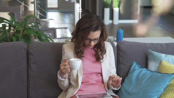 Mulher Bonita Relaxante Beber Café — Vídeo de Stock