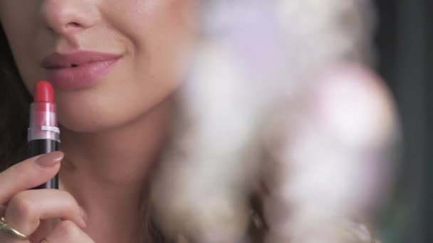 Mulher Bonita Aplicando Maquiagem — Vídeo de Stock