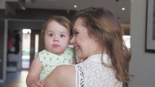 Mãe Seu Bebê Divertindo Casa — Vídeo de Stock