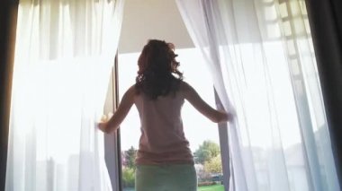 Sevimli siyah saçlı kadın onun oturma odasında rahatlatıcı