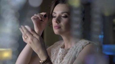 İyi akşamlar, güzel kadına makyaj uygulamak