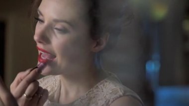 İyi akşamlar, güzel kadına makyaj uygulamak