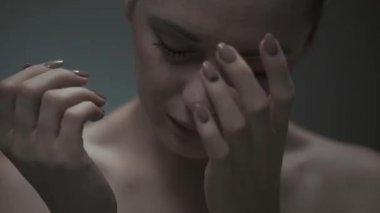 Depresif genç kadın acı baş ağrısı