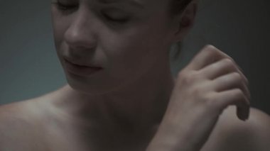 Depresif genç kadın acı baş ağrısı