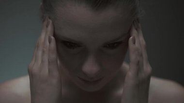 Depresif genç kadın acı baş ağrısı