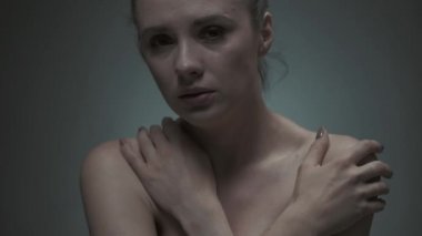 Depresif genç kadın acı baş ağrısı