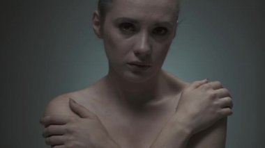 Depresif genç kadın acı baş ağrısı